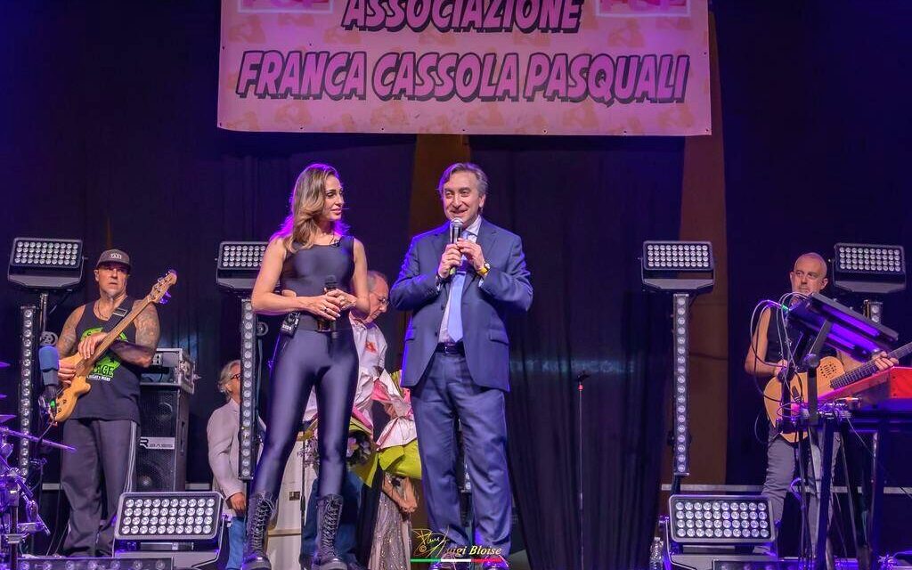 Anna Tatangelo incanta Castelnuovo Scrivia: oltre cinquemila in piazza e record di fondi per la Giornata Franca Cassola Pasquali