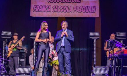 Anna Tatangelo incanta Castelnuovo Scrivia: oltre cinquemila in piazza e record di fondi per la Giornata Franca Cassola Pasquali