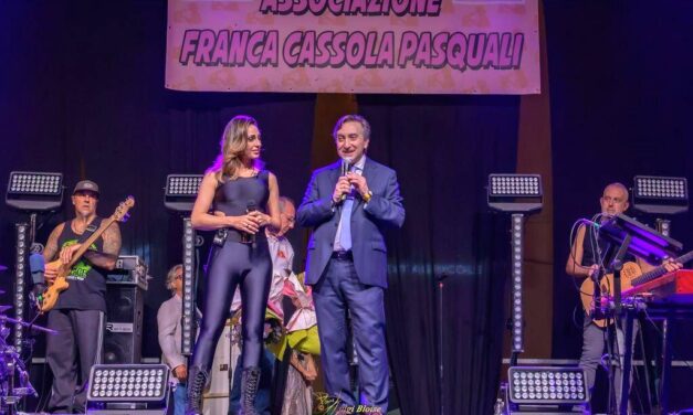 Anna Tatangelo incanta Castelnuovo Scrivia: oltre cinquemila in piazza e record di fondi per la Giornata Franca Cassola Pasquali