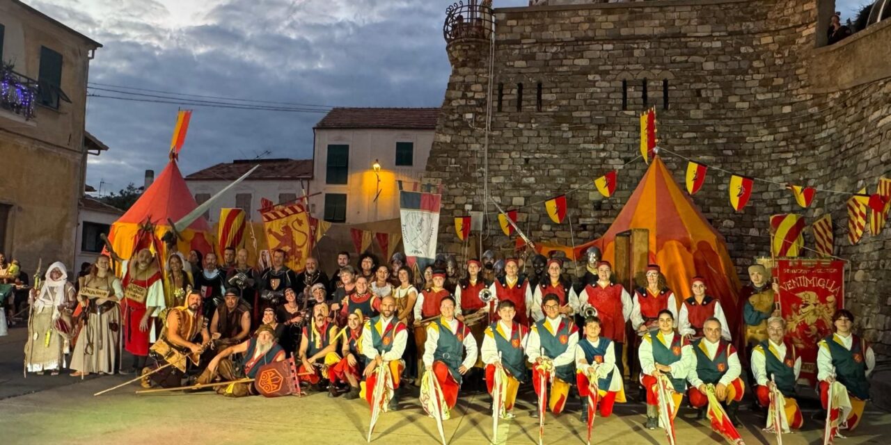 Torna “Castrum Diani”: sbandieratori, giullari e falconieri invadono le vie del borgo di Diano Castello. Il programma dettagliato