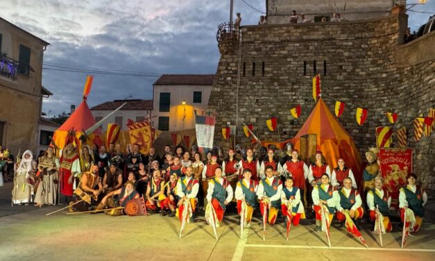 Torna “Castrum Diani”: sbandieratori, giullari e falconieri invadono le vie del borgo di Diano Castello. Il programma dettagliato