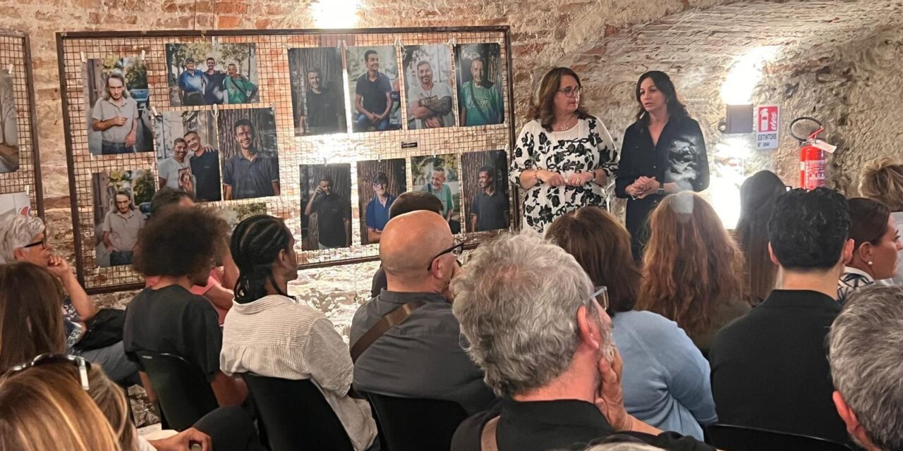 Casale Monferrato, oltre l’accoglienza notturna: con “RiGuardiamoci” la comunità si unisce per dare voce, arte e futuro alle persone fragili