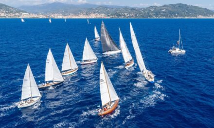 Vele d’Epoca a Imperia: spettacolo sotto costa e grande festa per i 70 anni di “Artica II”