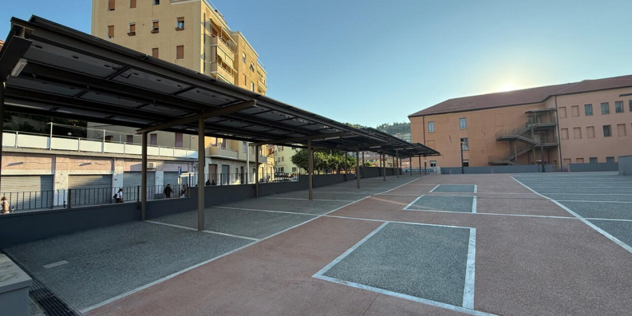 Rigenerazione urbana a Imperia: aperti 58 parcheggi in Piazza Calvi con pannelli fotovoltaici e una zona per eventi