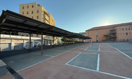 Rigenerazione urbana a Imperia: aperti 58 parcheggi in Piazza Calvi con pannelli fotovoltaici e una zona per eventi