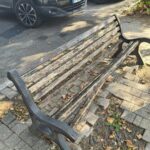 Degrado in piazza Perosi ad Alessandria: panchine rotte e pavimentazione sconnessa, l’UDC incalza il Comune