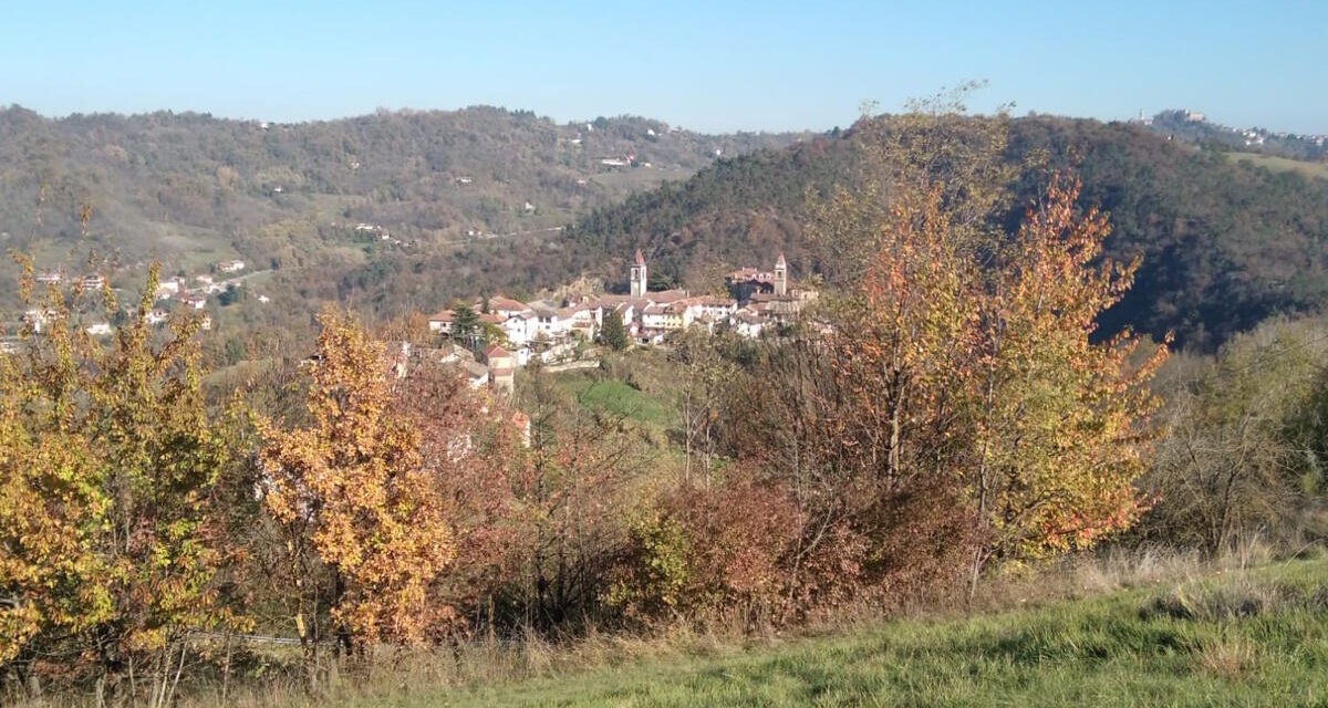Festival “L’Altro Monferrato”, gran finale tra Prasco e Rossiglione con la camminata d’autunno, il teatro sul treno storico e il grande cinema