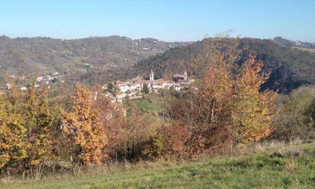 Festival “L’Altro Monferrato”, gran finale tra Prasco e Rossiglione con la camminata d’autunno, il teatro sul treno storico e il grande cinema