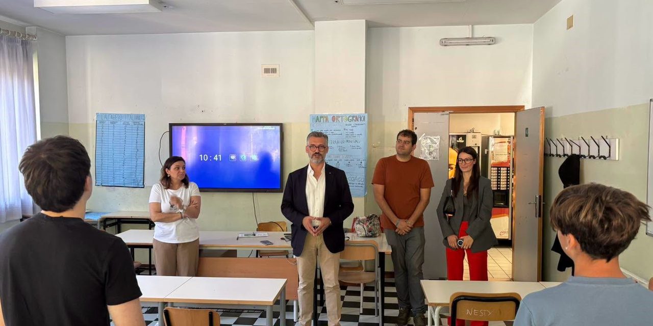Primo giorno di scuola a Tortona: il Sindaco Chiodi con Sgheiz e Castellini in visita negli istituti cittadini