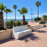 Restyling storico per il lungomare di Ventimiglia: iniziata la posa delle nuove sedute. L’appello del Comune: “Rispettate i beni pubblici”