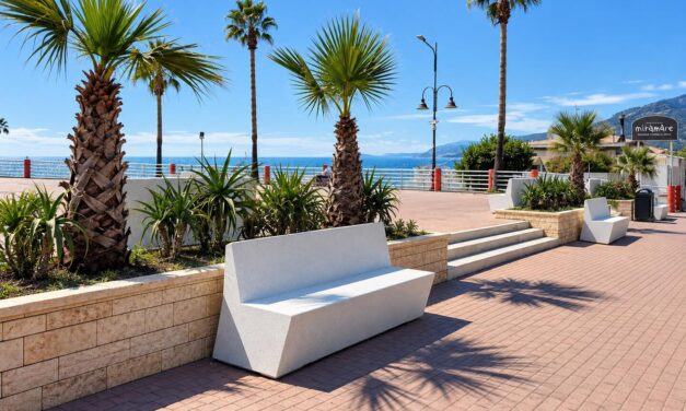 Restyling storico per il lungomare di Ventimiglia: iniziata la posa delle nuove sedute. L’appello del Comune: “Rispettate i beni pubblici”