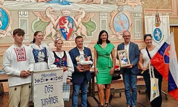 Il folklore mondiale incanta Diano Marina: grande successo per la nona edizione e sabato il gran finale