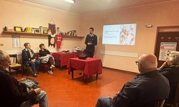 Truffe agli anziani, i Carabinieri incontrano i cittadini a Mombello Monferrato: consigli pratici e adesivi salvavita per le case