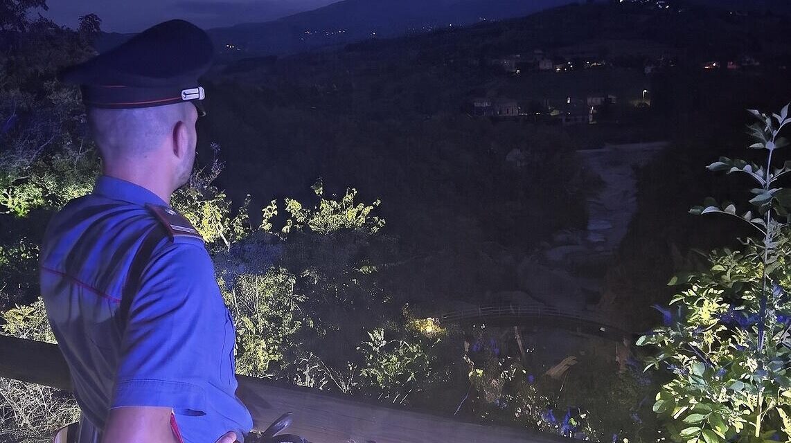 Paura alle strette del torrente Borbera: turista scavalca le recinzioni e cade in acqua, salvato dai soccorsi