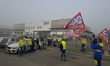 Sciopero dei corrieri SDA ad Alessandria: braccia incrociate contro i ritardi e le uscite tardive dal deposito