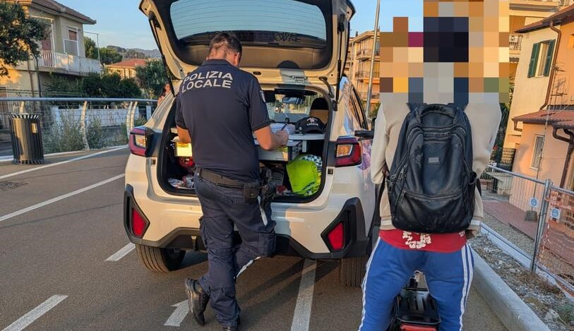 Giro di vite sulle e-bike truccate a Diano Marina: sequestri e multe della Polizia Locale, una sfrecciava a 70 km/h