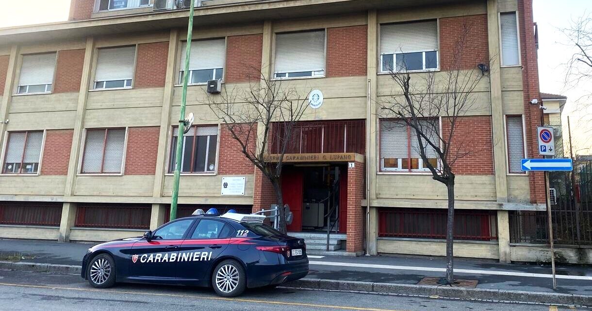 Viola il divieto di avvicinamento e sfonda la finestra per entrare in casa della moglie: 30enne arrestato a Novi Ligure