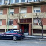 Viola il divieto di avvicinamento e sfonda la finestra per entrare in casa della moglie: 30enne arrestato a Novi Ligure