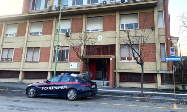 Viola il divieto di avvicinamento e sfonda la finestra per entrare in casa della moglie: 30enne arrestato a Novi Ligure