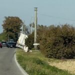 Questo camion esce di strada tra Tortona e Castelnuovo Scrivia: traffico in tilt e deviazioni su Sale e Pontecurone