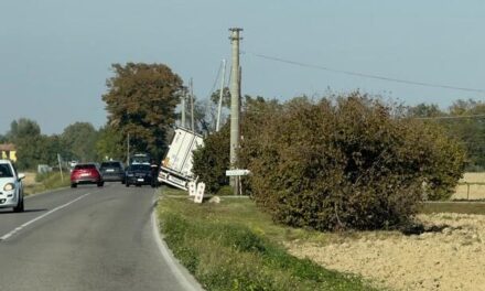 Questo camion esce di strada tra Tortona e Castelnuovo Scrivia: traffico in tilt e deviazioni su Sale e Pontecurone