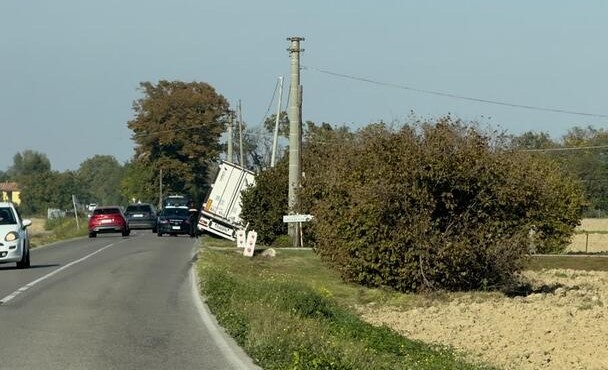 Questo camion esce di strada tra Tortona e Castelnuovo Scrivia: traffico in tilt e deviazioni su Sale e Pontecurone