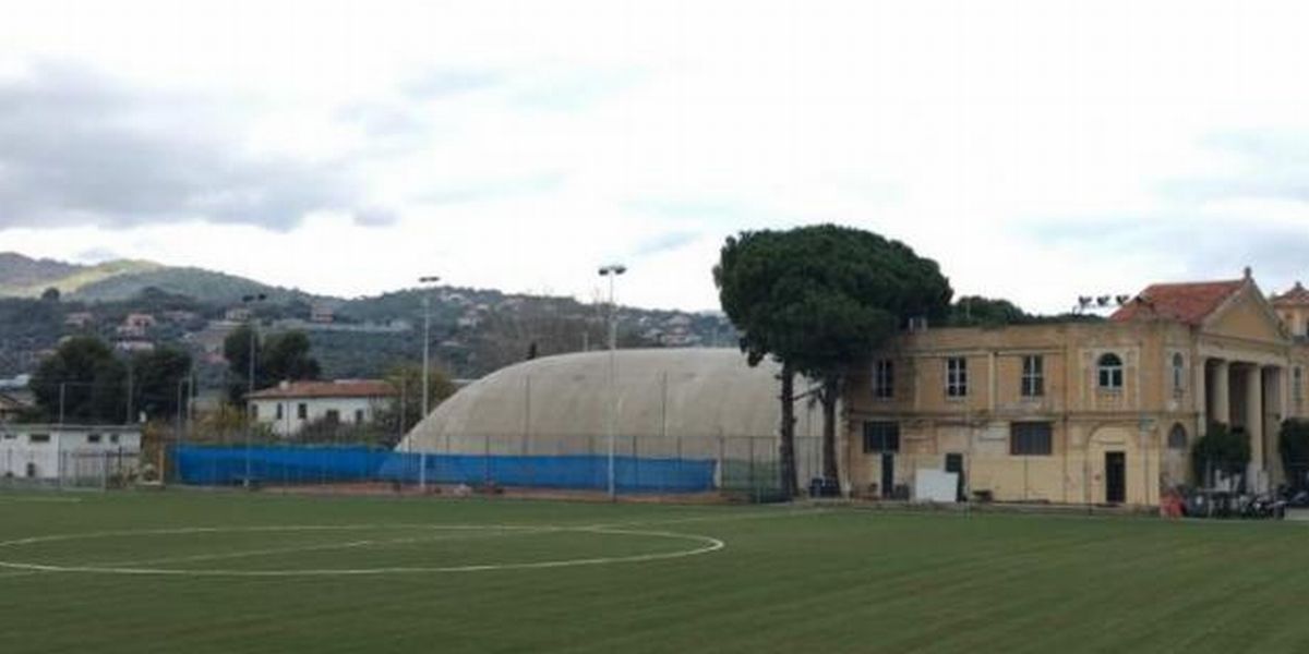 Campo sportivo di Diano Marina, migliora l’illuminazione: affidato il materiale elettrico per 18 nuovi corpi illuminanti