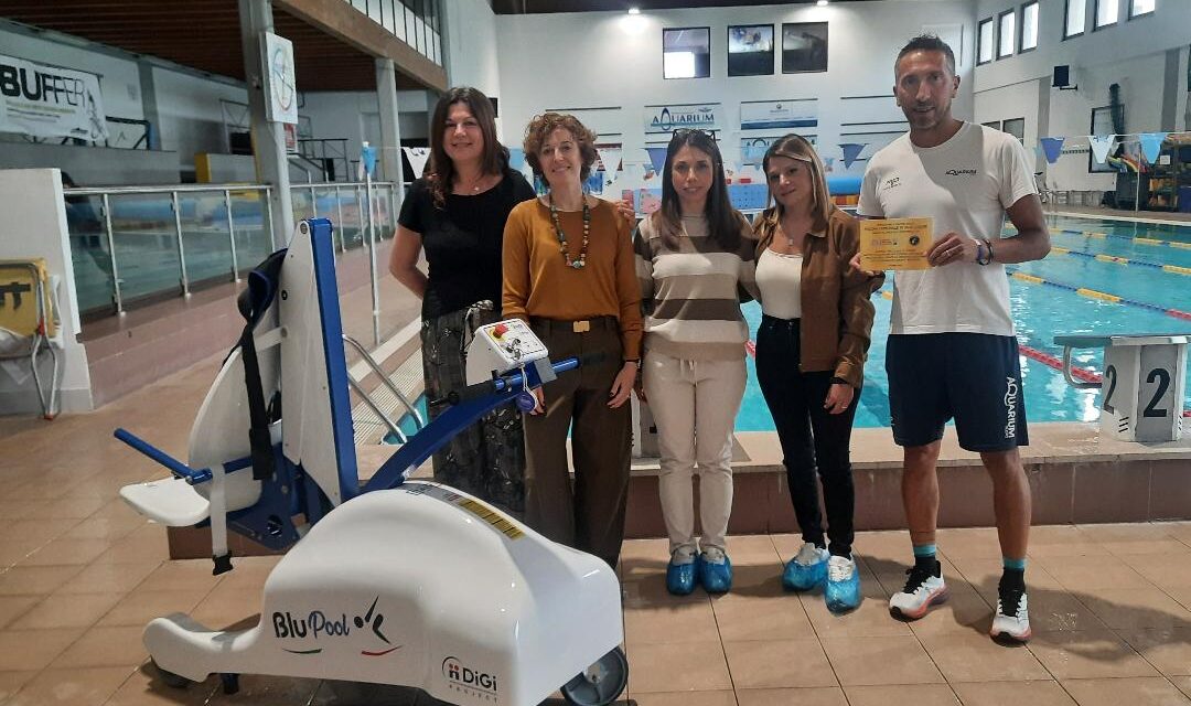 Novi Ligure, sport senza barriere alla piscina Aquarium: arriva il sollevatore motorizzato donato dalla Fondazione Smurfit Westrock