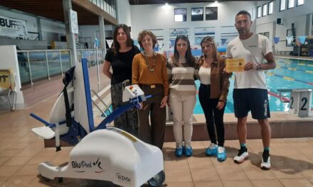 Novi Ligure, sport senza barriere alla piscina Aquarium: arriva il sollevatore motorizzato donato dalla Fondazione Smurfit Westrock