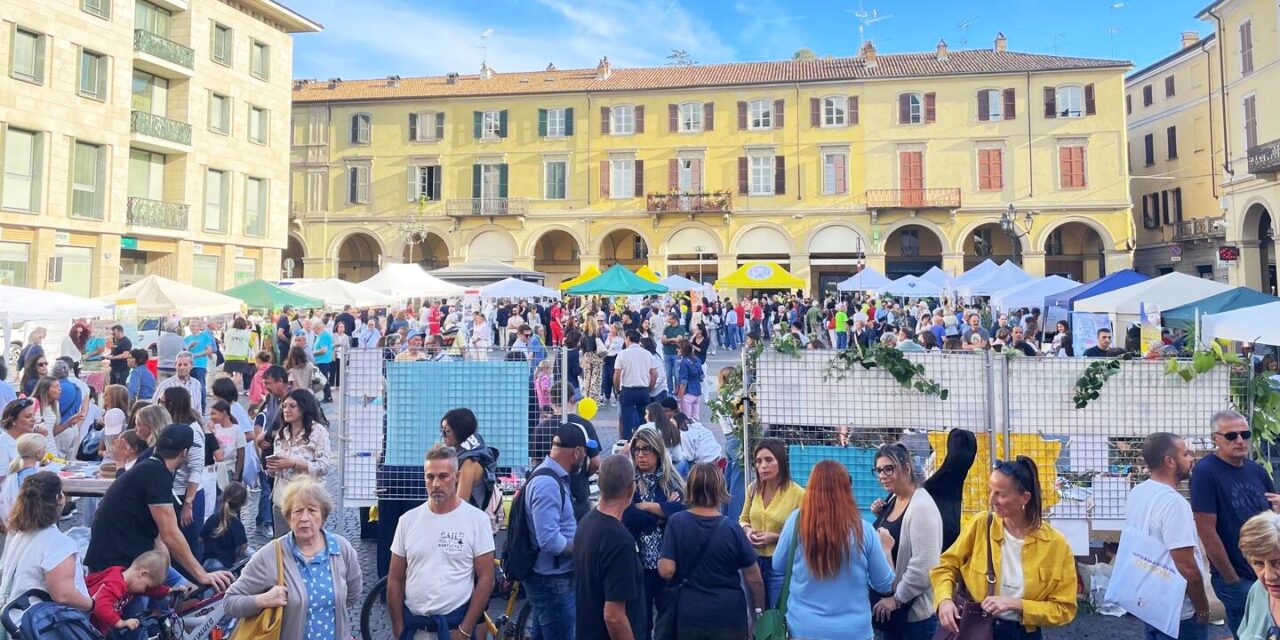 Tortona ha celebra la Giornata del Volontariato: festa grande in piazza col sindaco Chiodi e le associazioni. Le immagini