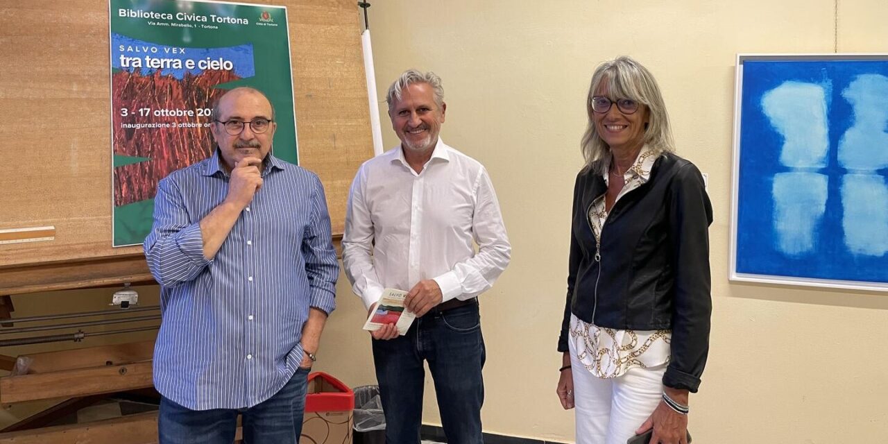 “Tra terra e cielo”: inaugurata a Tortona la mostra di Salvo Vex con oltre 40 opere alla Biblioteca Civica
